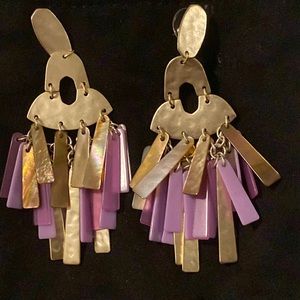 Rare Kendra Scott shell statement earrings. These sold out quickly.